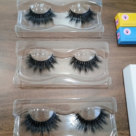 Eyelash And Eye Makeup Bundle. - Picture 2 of 5